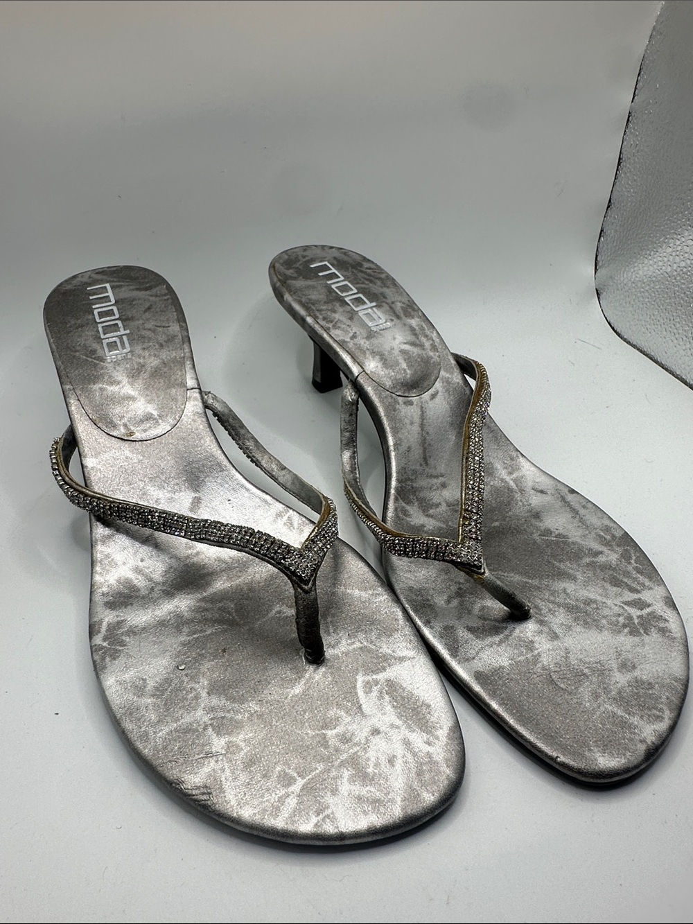Moda Silver Metallic Rhinestone Thong kitten Heels size 10